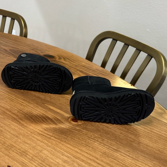 UGG Jona Boot Size 9 Black - toddler NWOT never worn - Picture 4 of 8